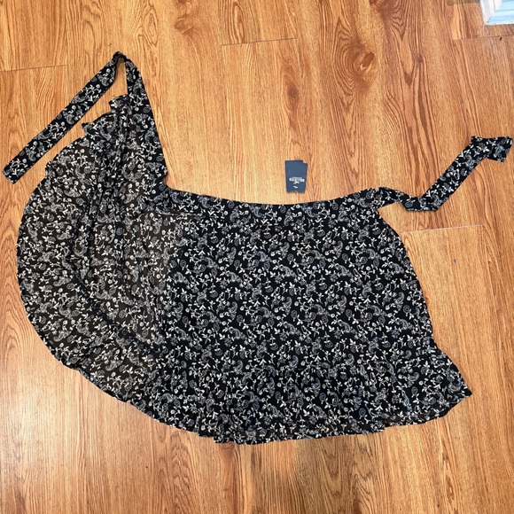 Hollister Black Mini Skirt with White Floral Print and Side Tie - Picture 6 of 8